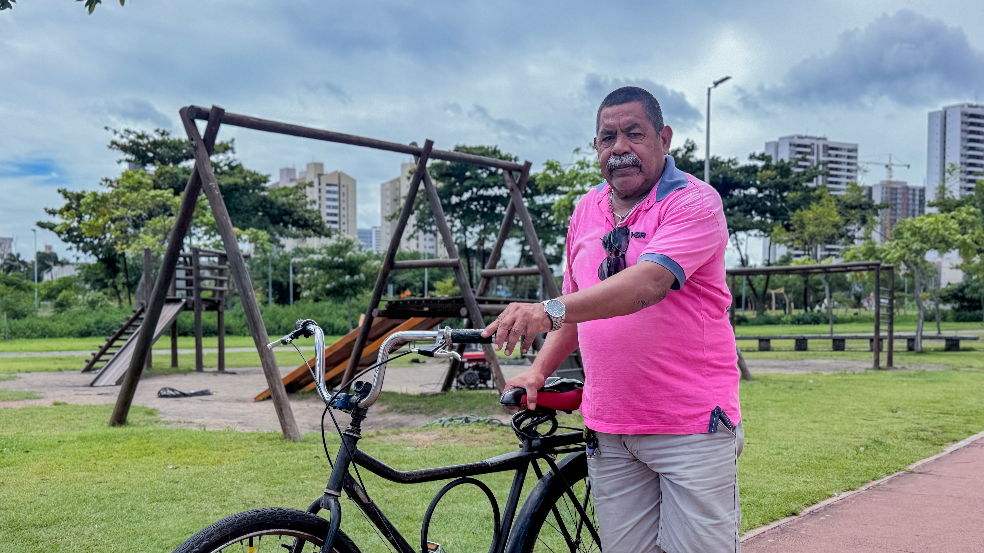 Henrique Pessoa posa para a pessoa ao lado de uma bicicleta